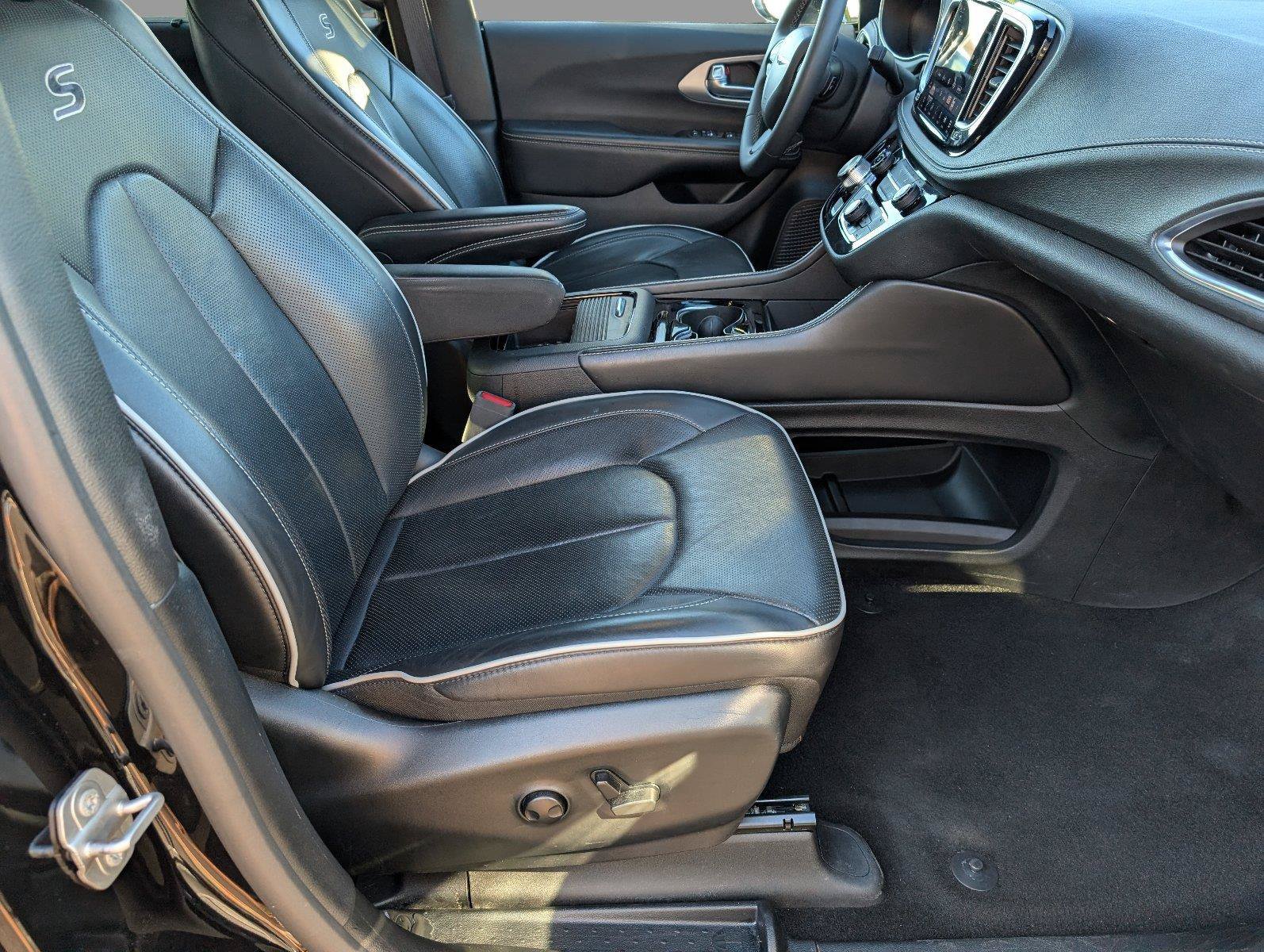 Used 2025 Chrysler Pacifica Limited FWD image 40