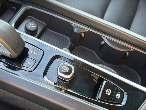 Certified 2025 Volvo XC60 B5 Plus AWD/4WD image 21