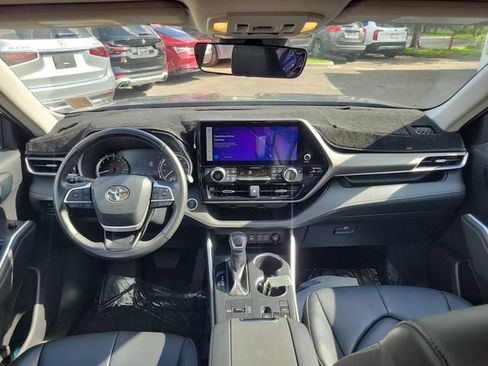 Used 2024 Toyota Highlander XLE FWD image 12