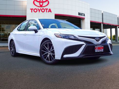 Used 2022 Toyota Camry SE FWD image 1