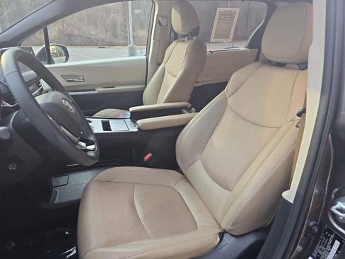 Certified 2021 Toyota Sienna Limited image 16