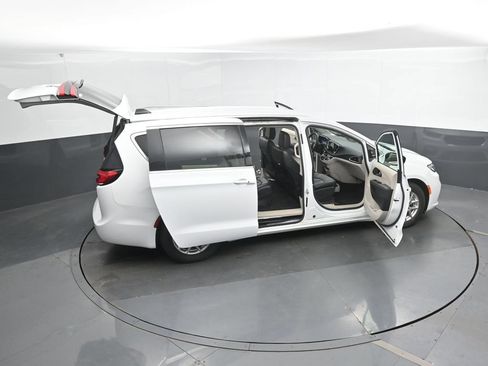 Used 2024 Chrysler Pacifica Touring-L FWD image 50