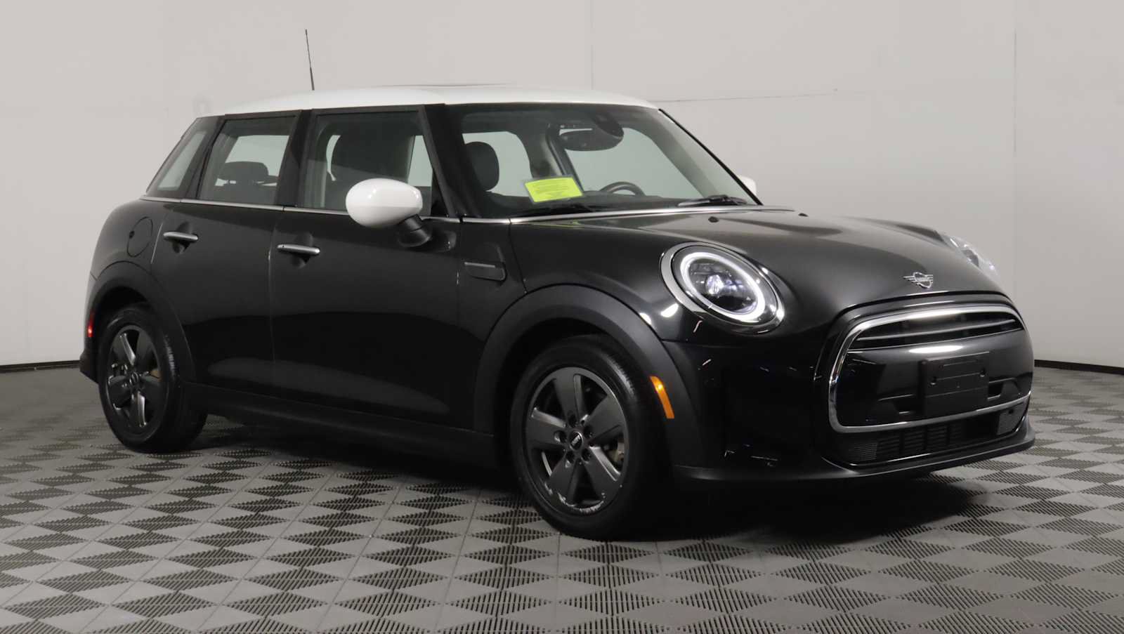 Used 2024 MINI Cooper 4-Door Hardtop FWD image 1