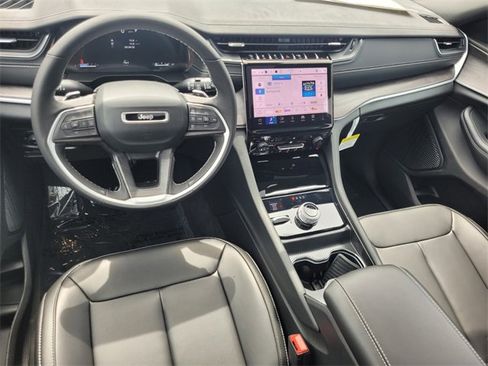 New 2025 Jeep Grand Cherokee Limited image 9