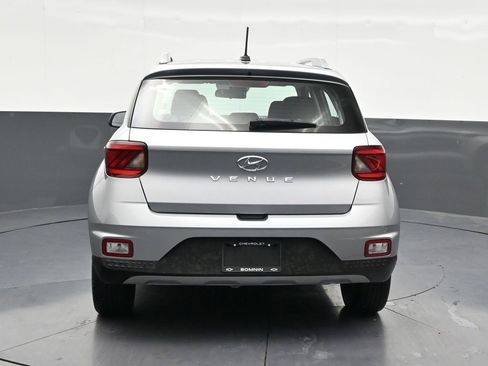Used 2023 Hyundai Venue SEL w/ Cargo Package FWD image 4