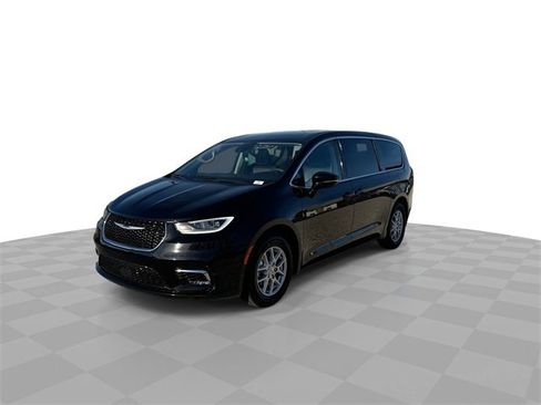 Used 2024 Chrysler Pacifica Touring-L image 4