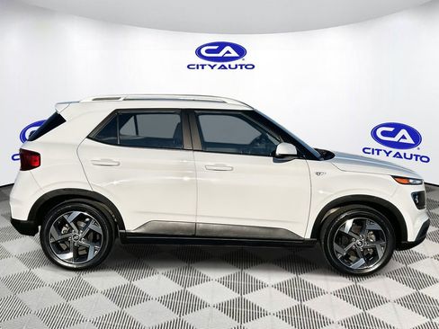 Used 2023 Hyundai Venue SEL image 2