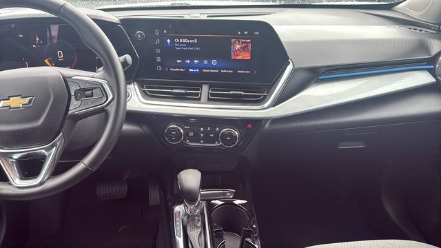 Used 2025 Chevrolet Trax LT w/ LT Convenience Package FWD image 26