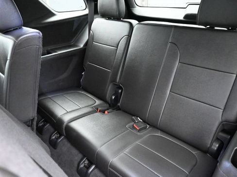 Used 2023 Chevrolet Traverse LT w/ LT Premium Package AWD/4WD image 14