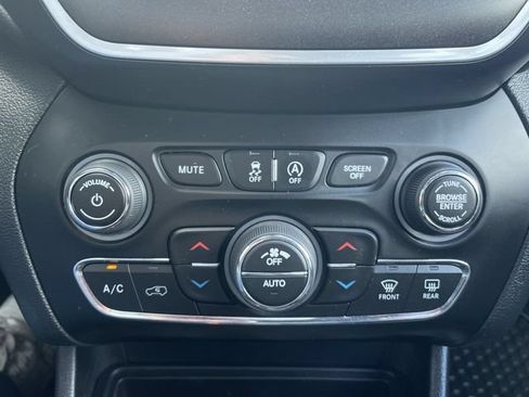 Used 2022 Jeep Cherokee Trailhawk w/ Premium Leather Package AWD/4WD image 18