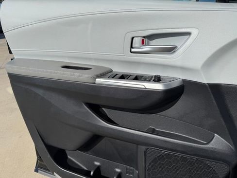 Used 2025 Toyota Sienna XLE image 25