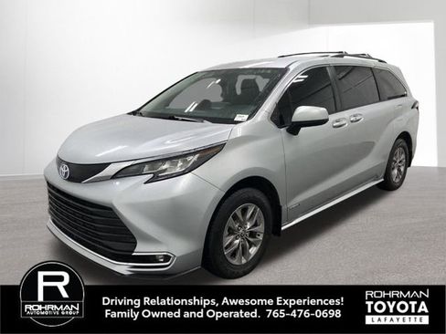 Used 2021 Toyota Sienna XLE FWD image 2