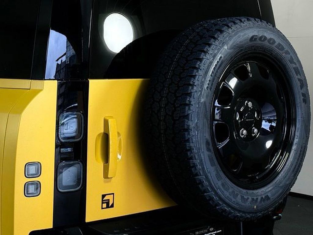 New 2026 Land Rover Defender 110 AWD/4WD image 14