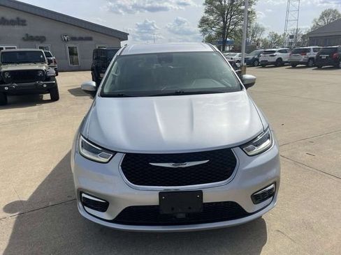 Used 2023 Chrysler Pacifica Touring-L image 2