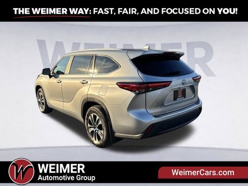 Used 2023 Toyota Highlander XLE AWD/4WD image 3