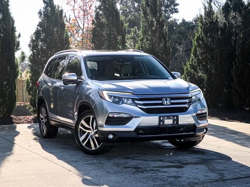 Used 2018 Honda Pilot Touring image 2