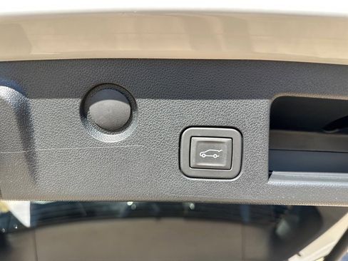 Used 2025 Chevrolet Equinox LT w/ Convenience Package II image 19