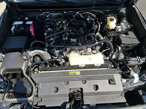 Certified 2025 Toyota Tacoma SR5 AWD/4WD image 7