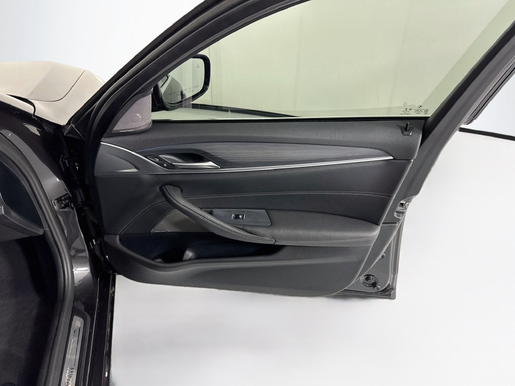 Used 2022 BMW 530e RWD image 26