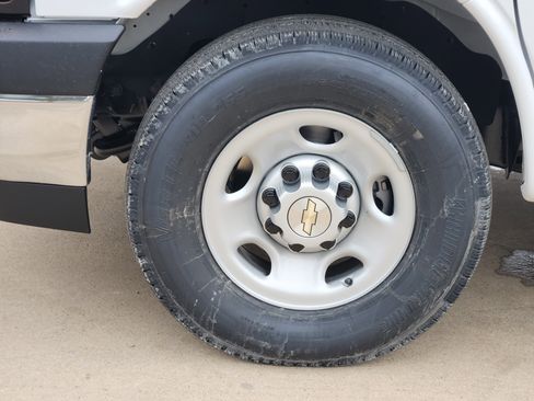 New 2025 Chevrolet Express 3500 LS w/ Chrome Appearance Package image 10