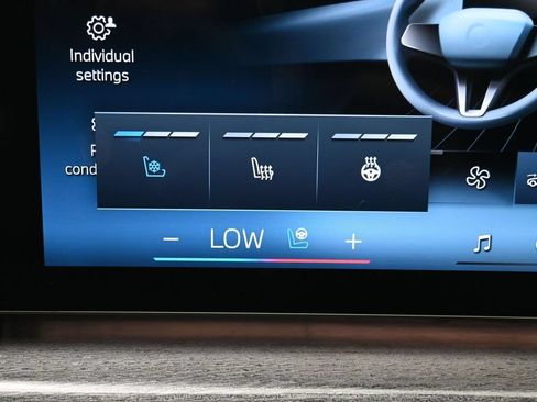 Used 2023 BMW i7 xDrive60 AWD/4WD image 19