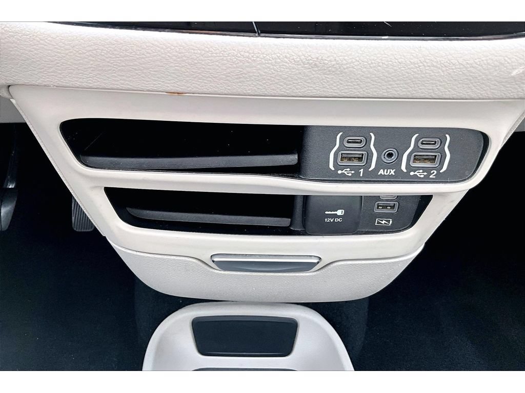 Used 2022 Chrysler Pacifica Touring-L FWD image 16