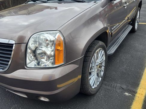 Used 2014 GMC Yukon XL SLT image 2