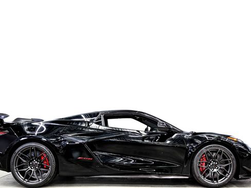 Used 2024 Chevrolet Corvette Z06 w/ Z07 Performance Package RWD image 2