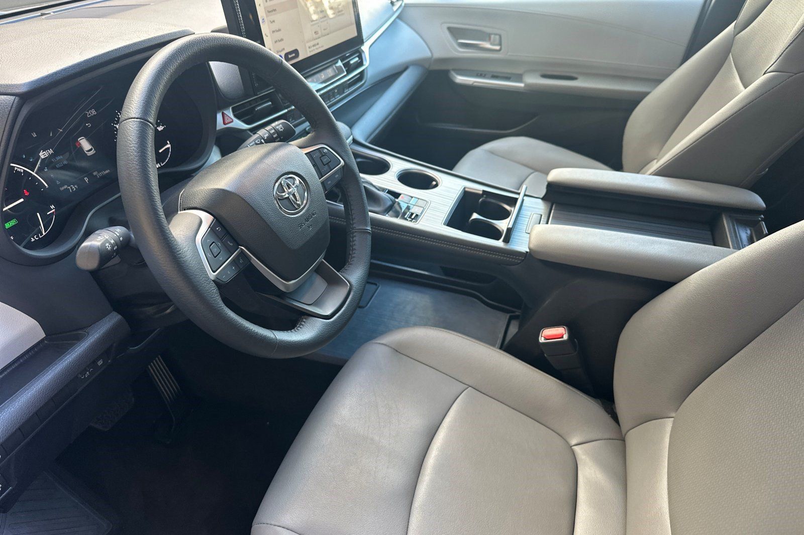Used 2026 Toyota Sienna XLE FWD image 4
