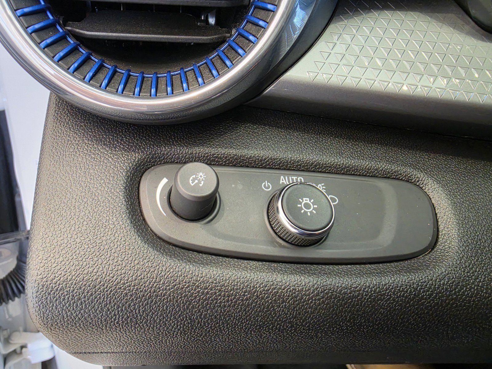 Used 2025 Chevrolet Trax LT FWD image 16