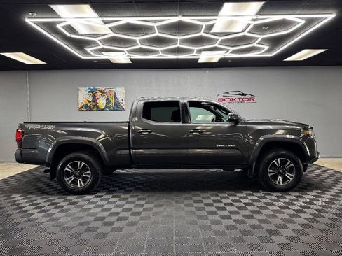 Used 2018 Toyota Tacoma TRD Sport AWD/4WD image 16