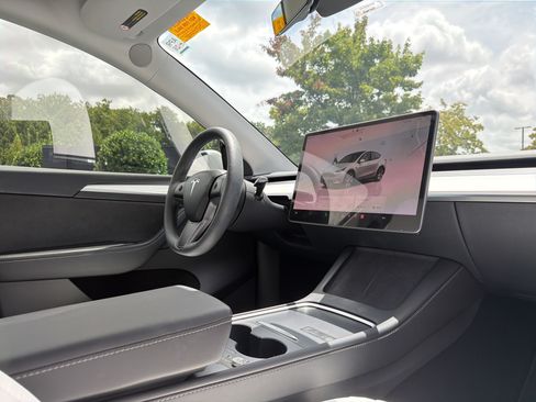 Used 2023 Tesla Model Y AWD image 6