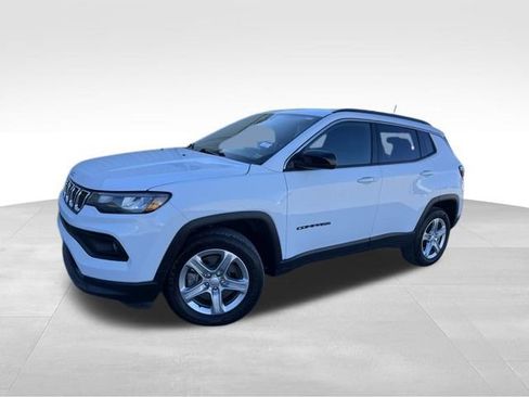 Used 2024 Jeep Compass Latitude image 2