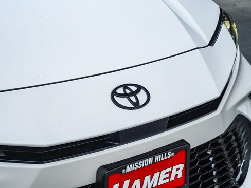 New 2026 Toyota Camry Hybrid FWD image 10