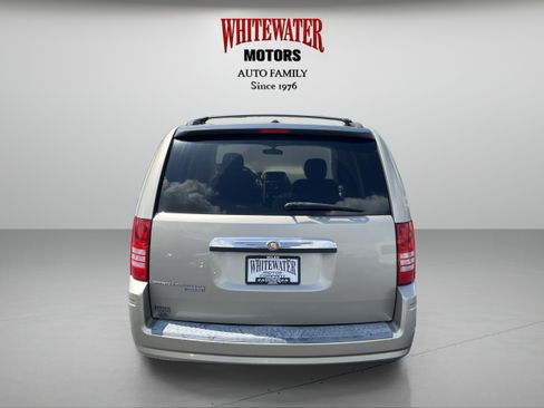 Used 2008 Chrysler Town & Country Touring FWD image 4