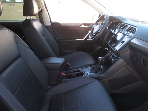 Used 2020 Volkswagen Tiguan SE FWD image 8