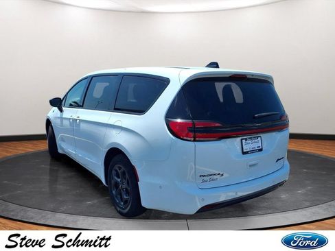 Used 2024 Chrysler Pacifica Limited FWD image 3
