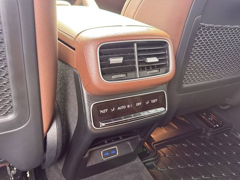 Used 2024 Mercedes-Benz GLS 450 4MATIC image 27
