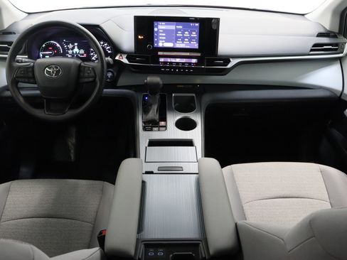 Used 2025 Toyota Sienna LE image 29