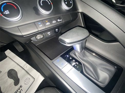 Used 2025 Hyundai Elantra SE image 19