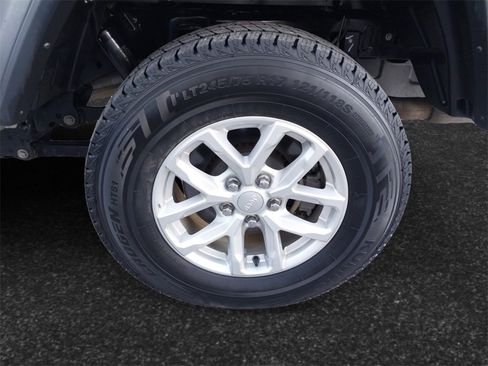 Used 2023 Jeep Gladiator Sport image 12