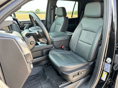 Used 2025 GMC Yukon AT4 w/ AT4 Premium Package image 11