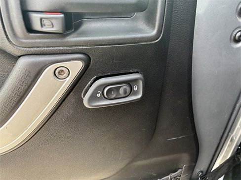 Used 2016 Jeep Wrangler Unlimited Rubicon image 26