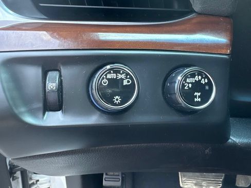 Used 2019 Cadillac Escalade Luxury AWD/4WD image 16