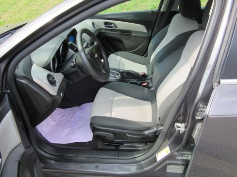 Used 2011 Chevrolet Cruze LS FWD image 9