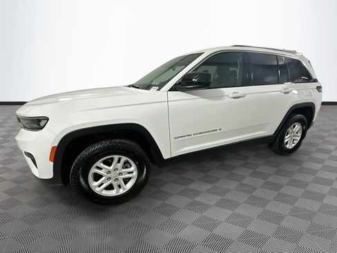 Used 2023 Jeep Grand Cherokee Laredo AWD/4WD image 4