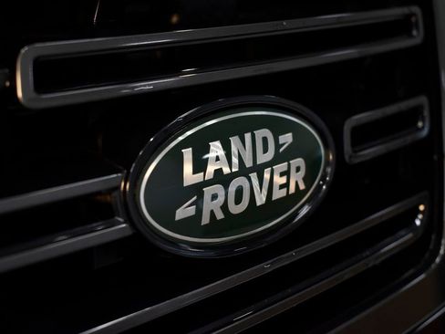 Used 2025 Land Rover Range Rover SE image 17