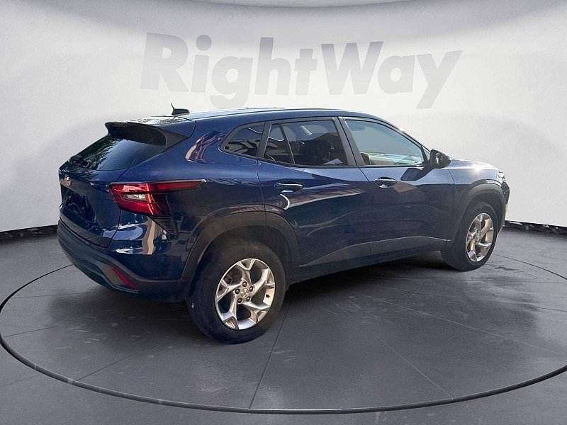 Used 2024 Chevrolet Trax LS w/ LS Convenience Package FWD image 5
