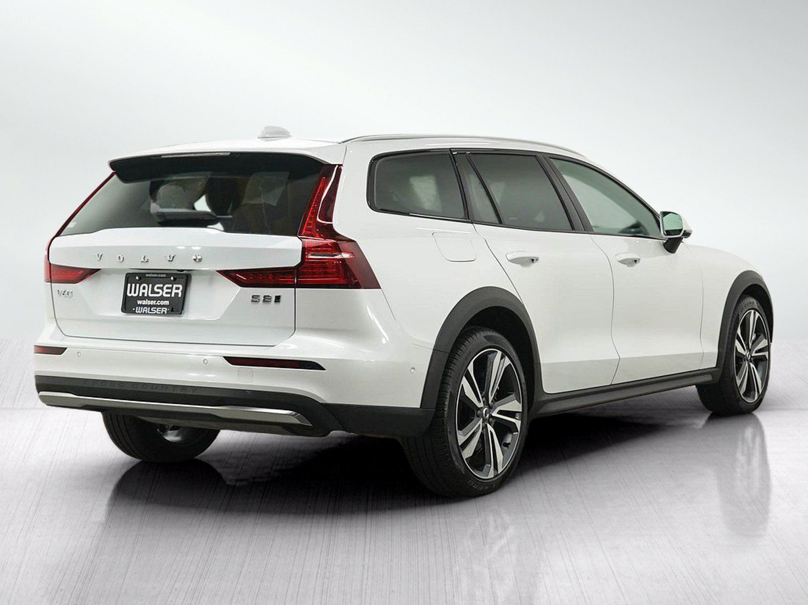 Used 2025 Volvo V60 B5 Cross Country Plus AWD/4WD image 5