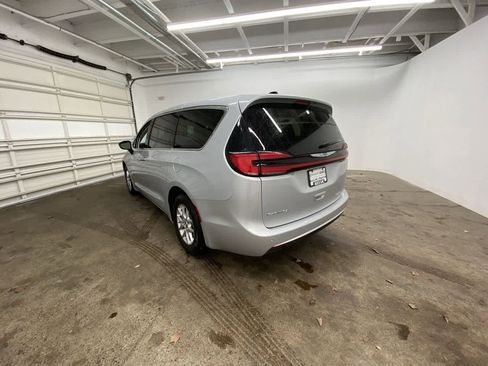 Used 2024 Chrysler Pacifica Touring-L image 4